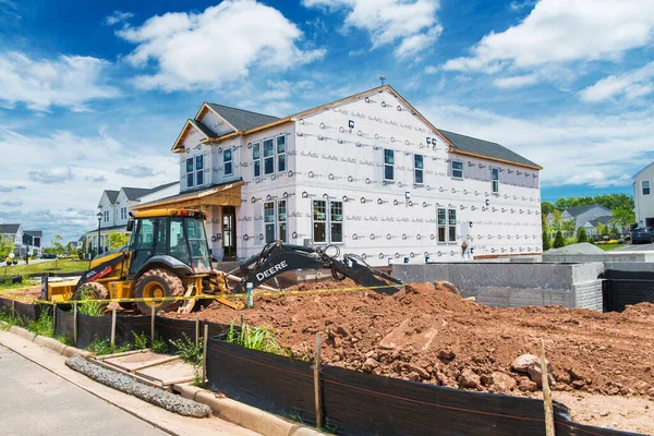 Leesburg 'da. Virginia mı? ABD. 14 Ağustos. 2021 'de kentin dış mahallelerinde yeni evler inşa edildi.