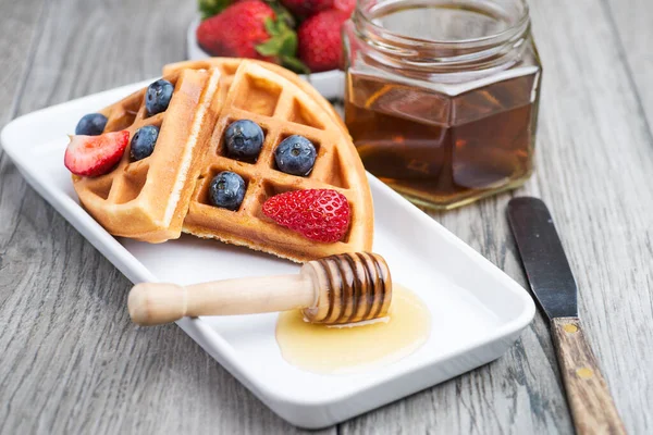 Comida Casera Fresca Gofres Belgas Bayas Con Miel Fresa Arándanos — Foto de Stock