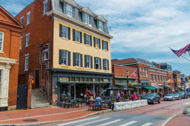 Annapolis, MD, ABD 07-25-2021: Tarihi kentte yürüyen ve dışarıda yemek yiyen insanlarla Annapolis, Maryland sokak manzarası