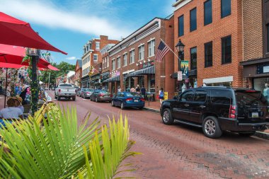 Annapolis, MD, ABD 07-25-2021: Tarihi kentte yürüyen ve dışarıda yemek yiyen insanlarla Annapolis, Maryland sokak manzarası