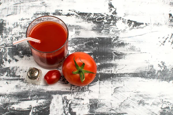 Tomatensaft Und Tomaten Draufsicht Auf Eine Graue Tabelle Mit Platz — Stockfoto