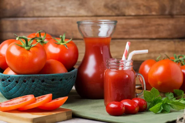 Jugo Tomate Vaso Tomates Tazón Sobre Mesa Tomates Picados Una —  Fotos de Stock