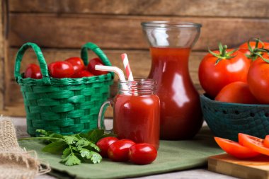 Bir sürahide domates suyu bir sepet içinde domates suyu ve bir kase