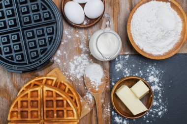 Viyana Waffle 'ları, waffle makinesi, masada yemek pişirmek için malzemelerin en üst fotoğrafı.