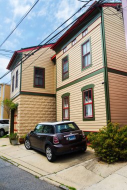 Annapolis, MD, ABD 07-25-2021 Tarihi Annapolis 'in yatakhanesinde küçük bir araba için park yeri.