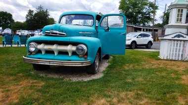 Leesburg 'da. Virginia ABD 21 Ağustos 2020. Amerikan eski arabası Ford F-100. ön görünüm.