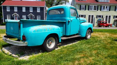 Leesburg 'da. Virginia ABD 21 Ağustos 2020. Amerikan eski arabası Ford F-100 1950. Yan görünüm - arka.