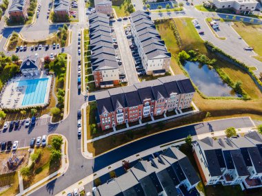 Ashburn 'ün yerleşim bölgesindeki şehir evleri ve caddelerin yukarıdan görünüşü. Virginia, ABD