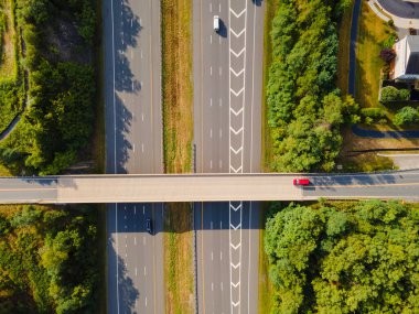 İki katlı kavşak, yol ayrımı. Yaz manzarası. Drone görünümü