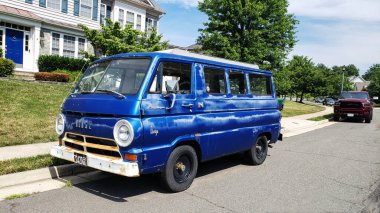 Antika Dodge Kamp Vagonu A100 evin yakınındaki bir yerleşim yerine park edilmiş..