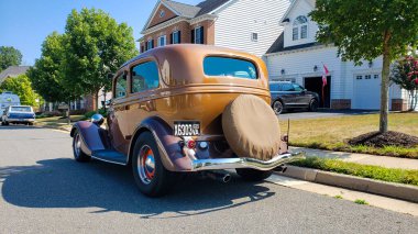  Ford Model 40 Sedan 1934 güneşli bir günde yol kenarına park edilmiştir..