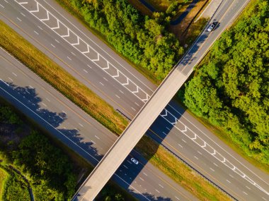 İki katlı kavşak, yol ayrımı. Yaz manzarası. Drone görünümü