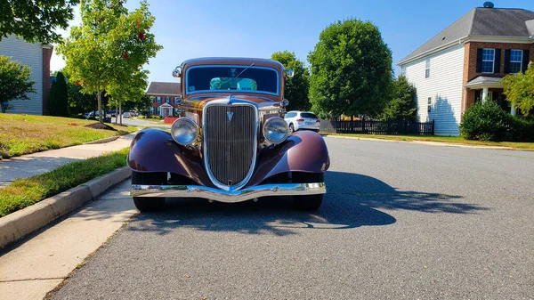 フォード モデル40セダン1934は晴れた日に道路の脇に駐車されています — ストック写真