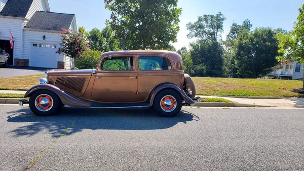 Ford Model Sedan 1934 Güneşli Bir Günde Yol Kenarına Park — Stok fotoğraf