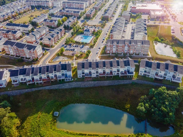 城市房屋和街道的自上而下的空中视图 位于Ashburn住宅区 Virginia Usa — 图库照片