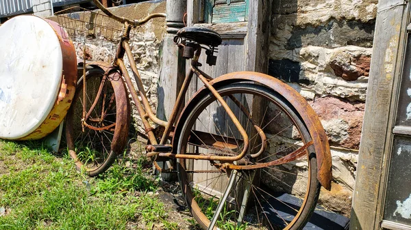 Bicicleta Oxidada Muy Vieja Levanta Contra Pared Edificio Viejo —  Fotos de Stock