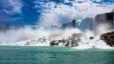 Güneşli bir günde güzel Niagara Şelalesi. Niagara, Kanada. Aşağıdan yukarıya düşen su manzarası