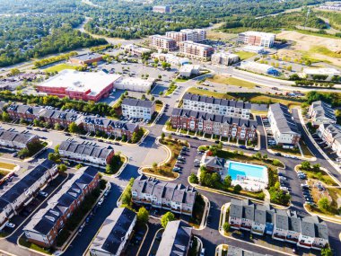 Sabahları yüzme havuzu olan bir yerleşim bölgesinin havadan görüntüsü. Ashburn, Virginia 'nın banliyösü.