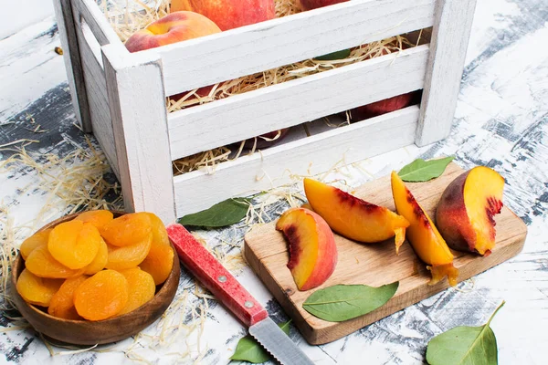 Frutas Secas Tazón Madera Duraznos Recién Cortados Una Mesa Gris — Foto de Stock