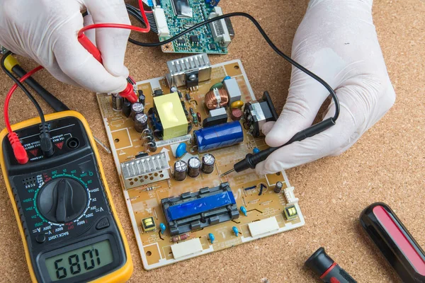 Militair Controleert Bestuur Van Elektronisch Apparaat Met Een Multimeter Dienst — Stockfoto