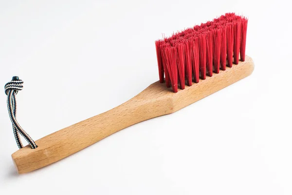 Escoba Madera Con Cerdas Rojas Sobre Fondo Blanco — Foto de Stock