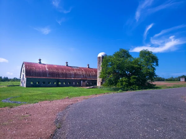 Elhagyott Farm Szilázs Zöld Gyepen Nagy Alatt Kék — Stock Fotó