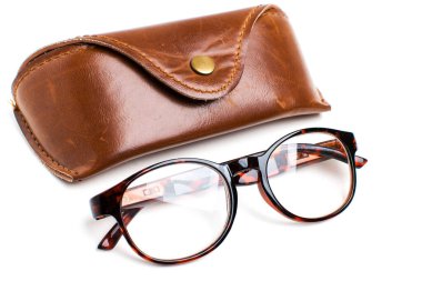 Şeffaf diopterli gözlük ve beyaz arka planda gözlük için deri bir çanta..