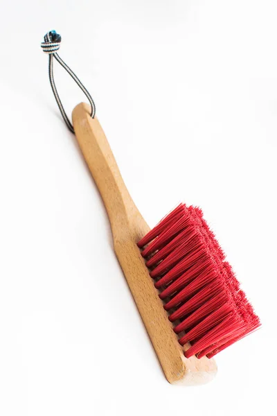 白色背景上有红色刚毛的木制扫帚 — 图库照片