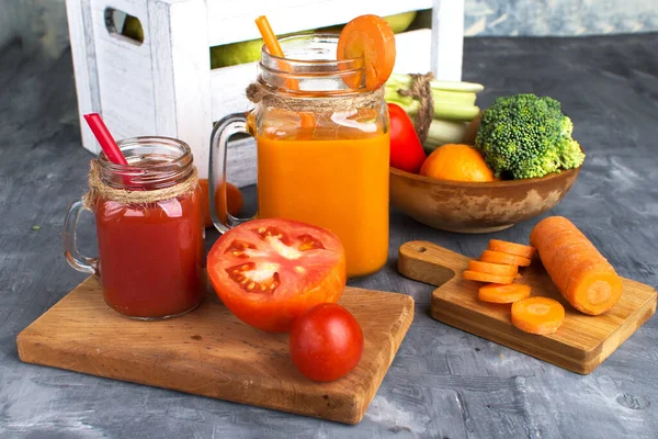 Tomat Och Morotsjuice Med Morötter Tomater Och Andra Grönsaker Kartong — Stockfoto