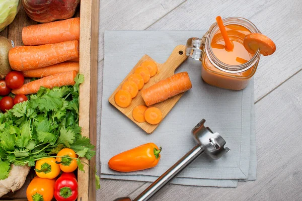 Verduras Frescas Frutas Una Caja Madera Vaso Jugo Zanahoria Una —  Fotos de Stock