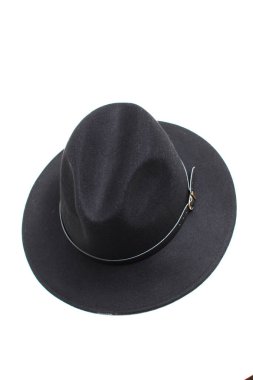 Beyaz arka planda geniş kenarlı siyah şapkalı kadınlar.