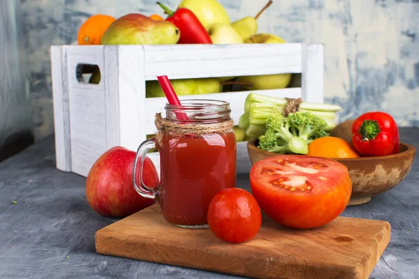 Jus Tomate Avec Une Tomate Sur Une Planche Découper Légumes — Photo