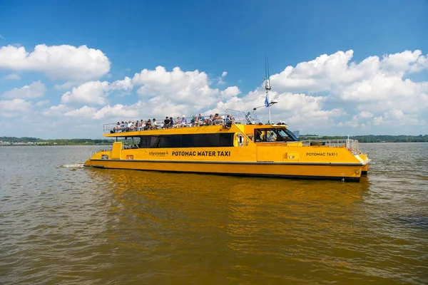 Táxi Amarelo Água Rio Potomac Alexandria Virgínia Leva Passageiros Para — Fotografia de Stock