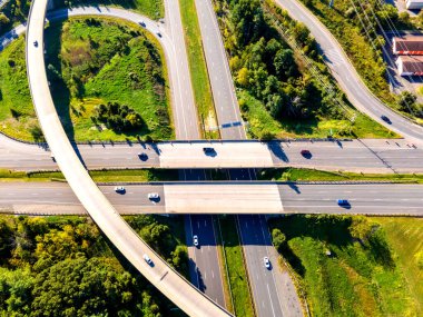 Bir yol kavşağında hava aracı uçuşu. Leesburg Virginia Mahallesi