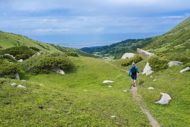 Dağlarda yürüyorum