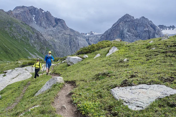 Wandelen in de bergen — Stockfoto