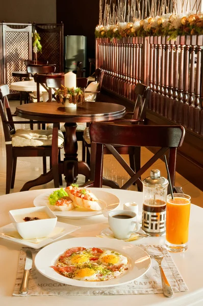 Desayuno en el restaurante —  Fotos de Stock