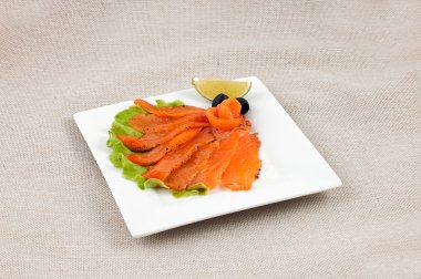 Kırmızı çiğ balık