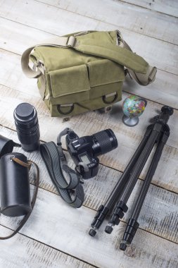 fotoğrafçı kamera çantası ve tripod