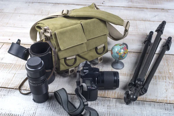 Fotoğrafçı kamera çantası ve tripod — Stok fotoğraf