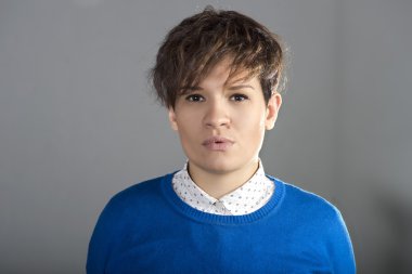 Kısa saçlı kız portre