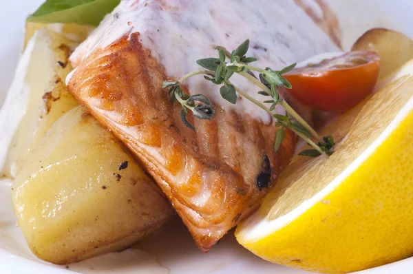 Fish with potatoes — Stock Photo, Image