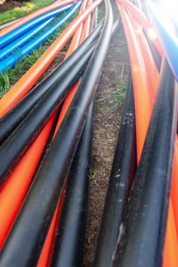 Parlak plastik borular telekom kablosu kurulumu için hazır
