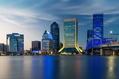 Jacksonville rıhtımında mavi saatte gökyüzü...