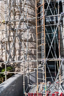 İnşaat alanındaki inşaat borularının ve ekipmanların detaylı görüntüsü