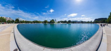 Doğal manzara ve suyla çerçevelenmiş tarihi Amerikan Kongresi binası. Balık gözüyle vurulmuş..