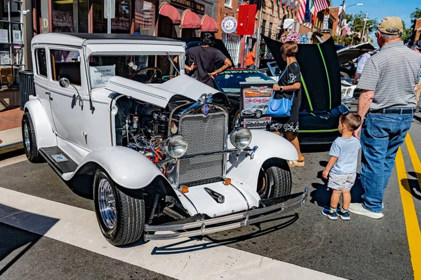 Özel motorlar ve klasik arabalar Leesburg şehir merkezindeki sokak festivaline gelen ziyaretçileri büyülüyor.