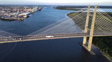 Pürüzsüz otoban köprüsü sakin sulardan geçiyor. Florida 'nın ufuk çizgisi canlı gökyüzünün altında parlıyor.