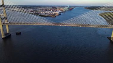  Gün batımının renkleri tüm mimari detayları ortaya çıkarır. Gün batımında Jacksonvilles ikonik asma köprüsünün hava görüntüsü