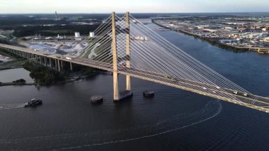 Jacksonville 'deki modern köprü tasarımının havadan görünüşü. Dramatik bulutlar mükemmel arkaplanı boyar..